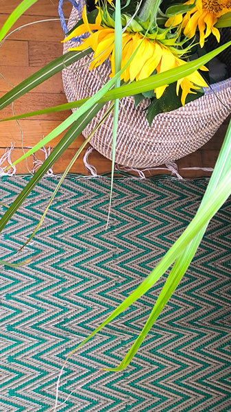 Tapis plastique africain chevrons dorés et vert