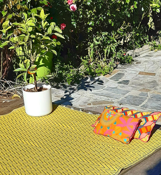 Tapis plastique Africain gris et jaune