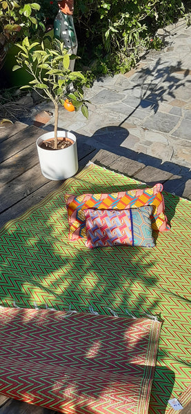 TAPIS PLASTIQUE AFRICAIN CHEVRONS ROUGE ET VERT