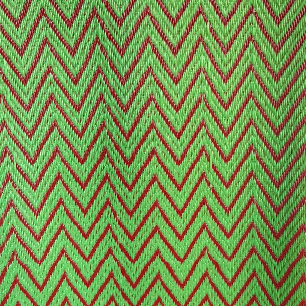 TAPIS PLASTIQUE AFRICAIN CHEVRONS ROUGE ET VERT