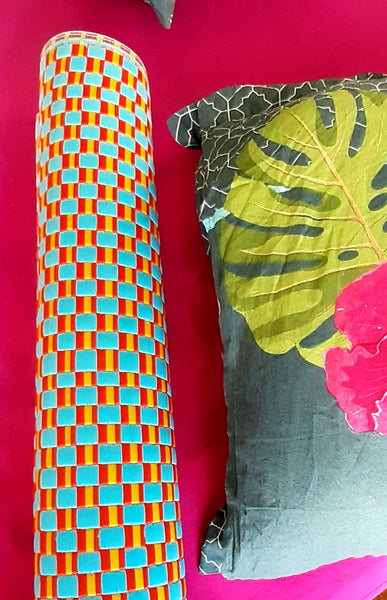 Tapis plastique africain damier bleu turquoise orange et jaune