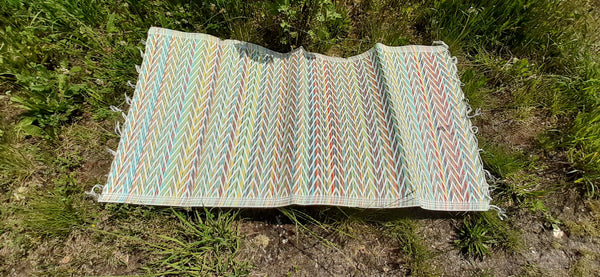 Tapis plastique africain chevrons multicolore