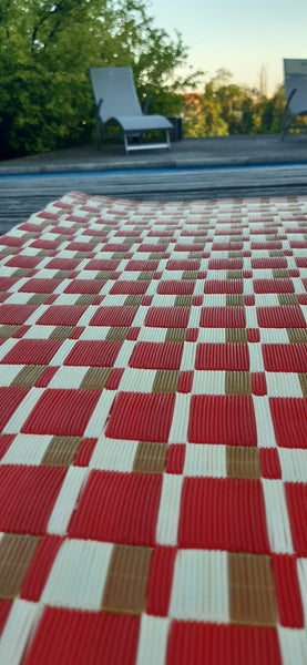 Tapis plastique africain damier rouge, bordeaux et crème