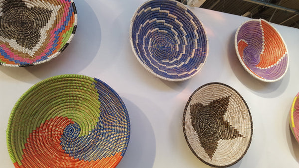 Corbeille à fruits africaines colorés en paille et plastique recyclé