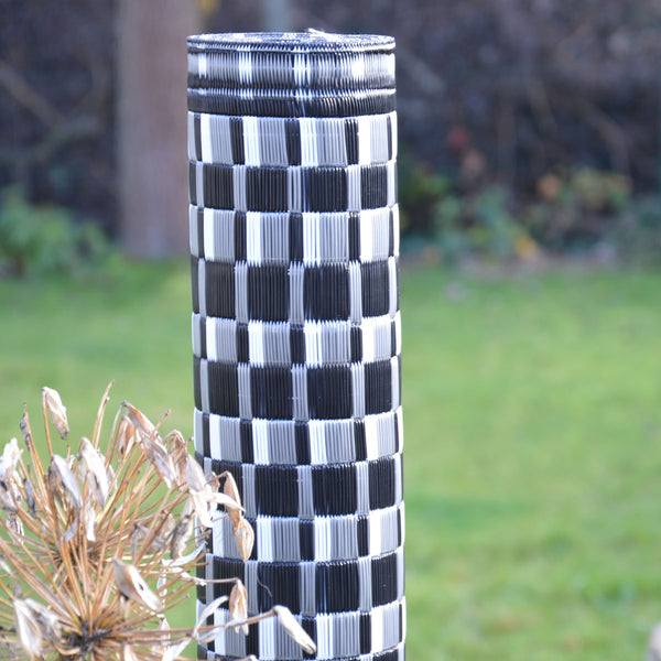 Tapis plastique africain damier noir, gris et blanc