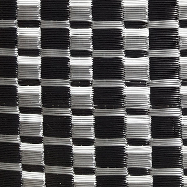 Tapis plastique africain damier noir, gris et blanc
