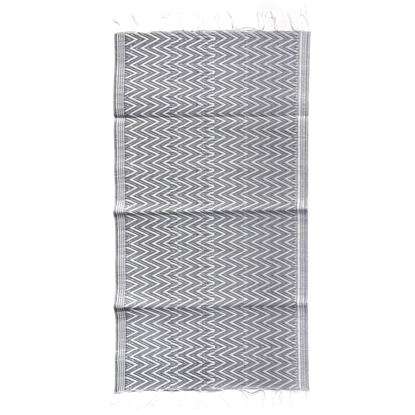 Tapis plastique africain chevrons gris et blanc