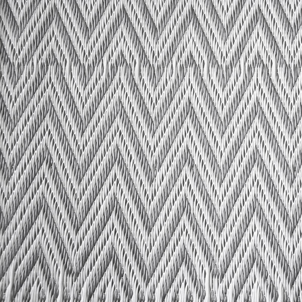 Tapis plastique africain chevrons gris et blanc
