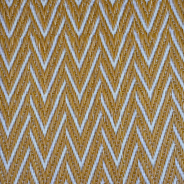 Tapis plastique africain chevrons dorés et blancs