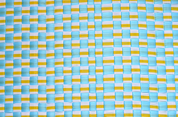 Tapis plastique africain damier bleu, jaune et blanc