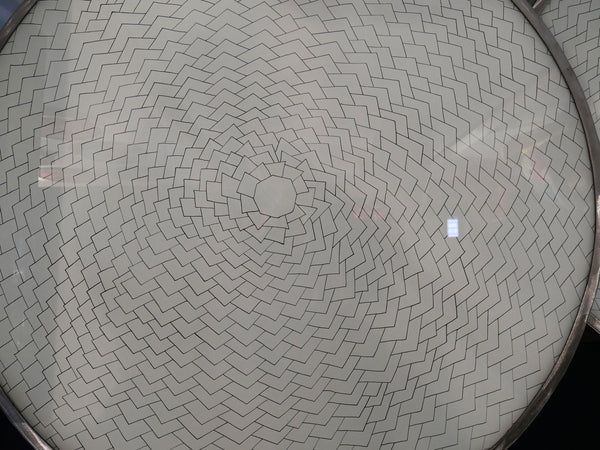 Table basse ronde grise en métal recyclé