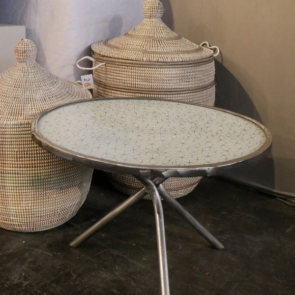 Table basse ronde grise en métal recyclé