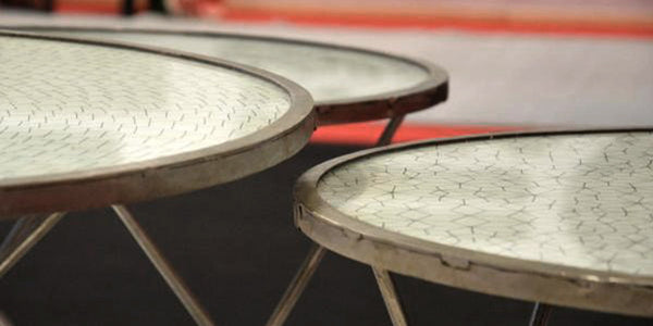 Table basse ronde grise en métal recyclé