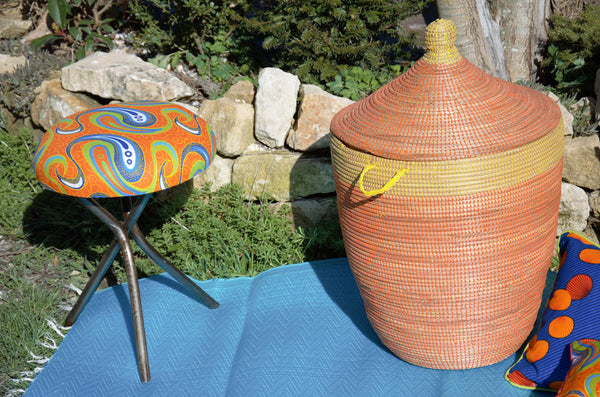 Tabouret wax orange et trépied en métal recyclé