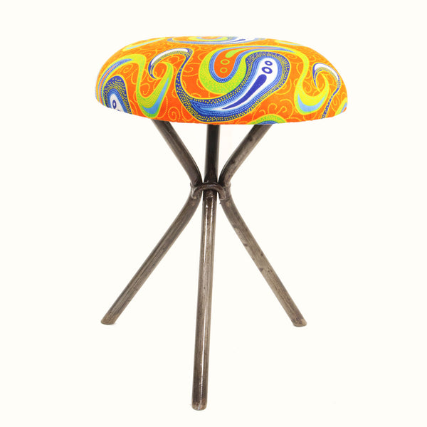 Tabouret wax orange et trépied en métal recyclé