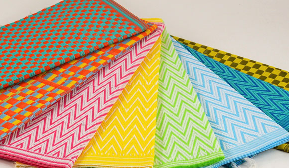 Tapis plastique africain damier orange, gris et jaune