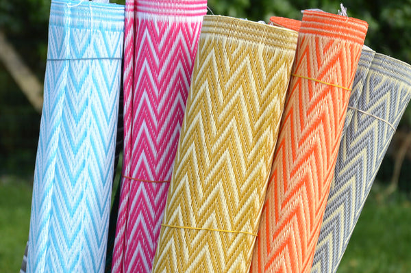 Tapis plastique africain chevrons rose et blanc