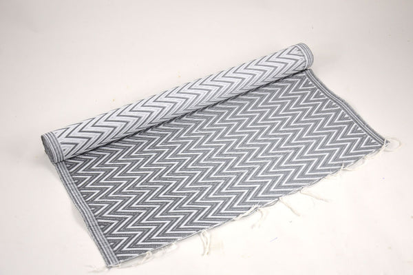 Tapis plastique africain chevrons gris et blanc