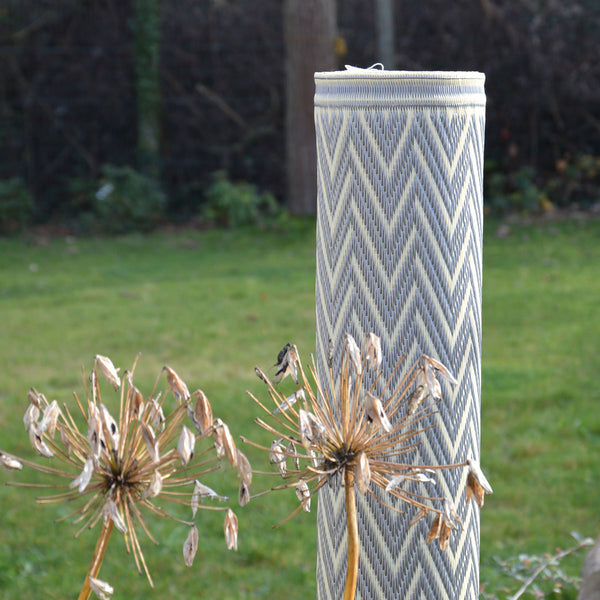 Tapis plastique africain chevrons gris et blanc