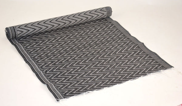 Tapis plastique africain chevrons noirs et gris
