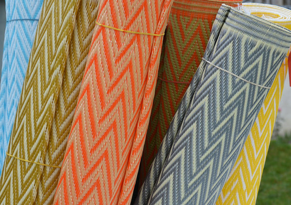 Tapis plastique africain chevrons dorés et blancs