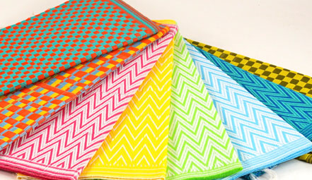 Tapis plastique africain chevrons rose et blanc