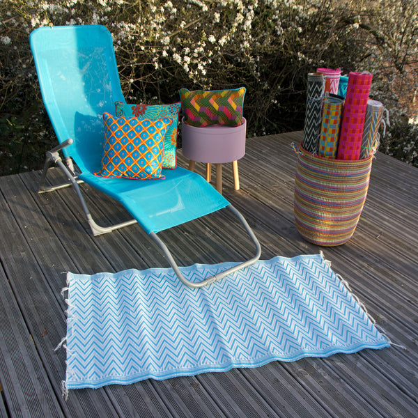 Tapis plastique africain chevrons bleu et blanc