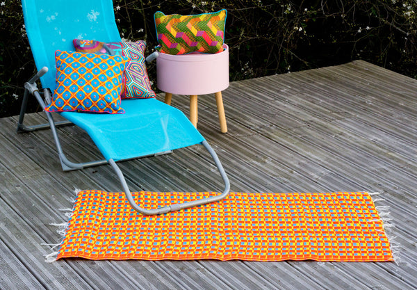 Tapis plastique africain damier orange, gris et jaune
