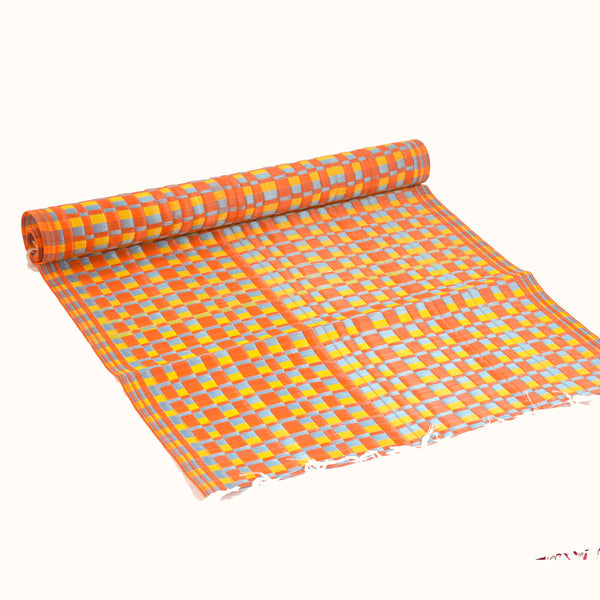 Tapis plastique africain damier orange, gris et jaune