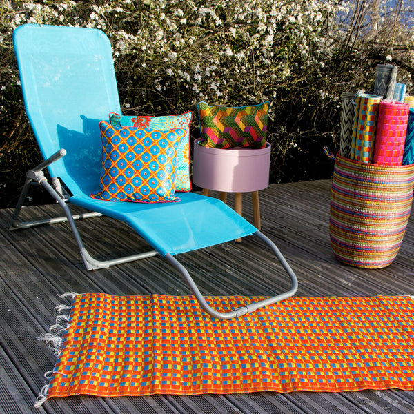 Tapis plastique africain damier orange, gris et jaune