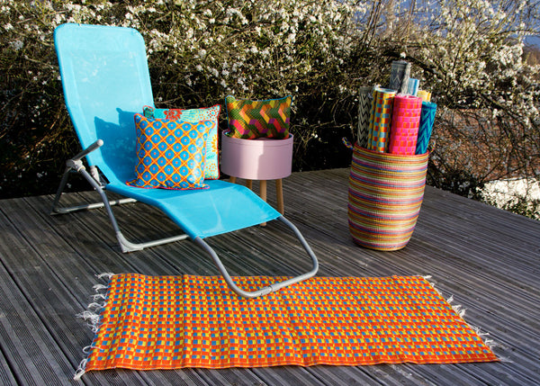 Tapis plastique africain damier orange, gris et jaune