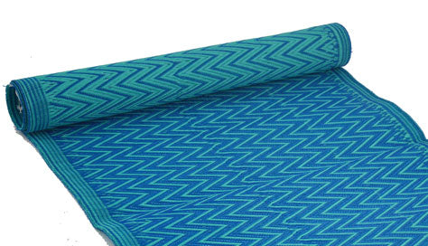 Tapis plastique africain chevrons bleu turquoise
