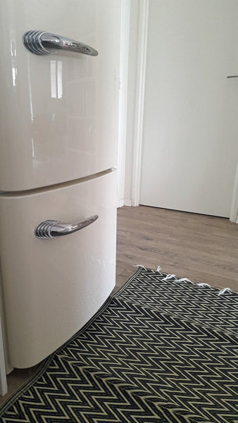 Tapis plastique africain chevrons noirs et blancs