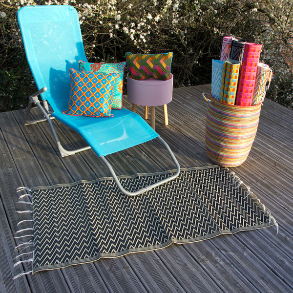 Tapis plastique africain chevrons noirs et blancs