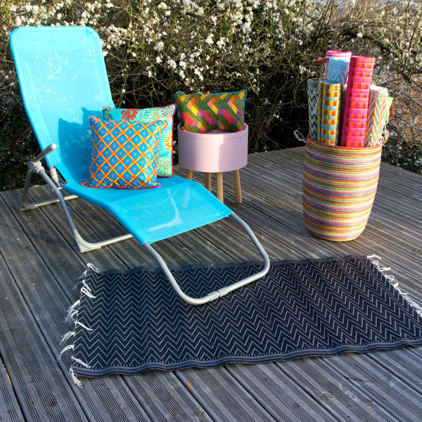 Tapis plastique africain chevrons noirs et gris