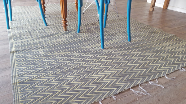 Tapis plastique africain chevrons gris et blanc