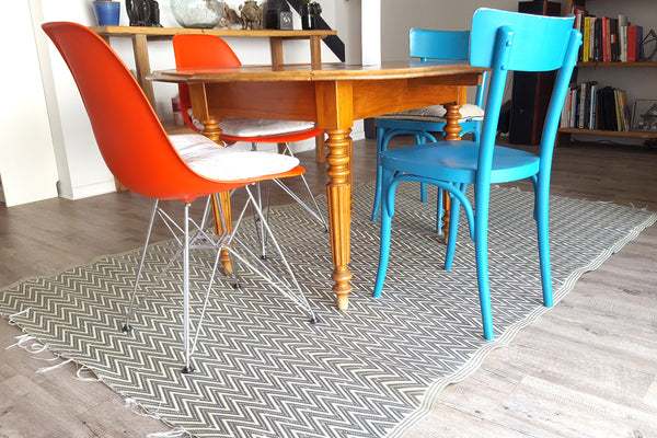 Tapis plastique africain chevrons gris et blanc