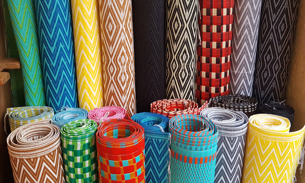 Tapis plastique africain chevrons bleu turquoise