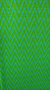 Tapis plastique africain chevrons bleu ciel et vert