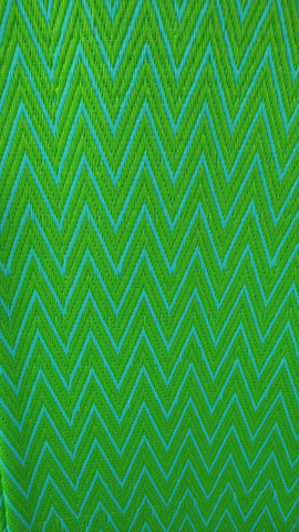 Tapis plastique africain chevrons bleu ciel et vert